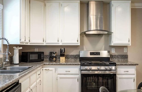 Westmont Casa | Modern Family Home w Full Amenities & Near ONT