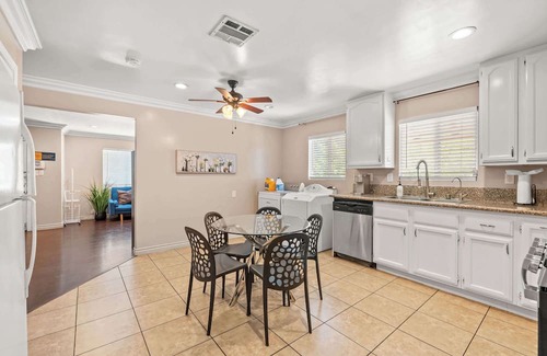 Westmont Casa | Modern Family Home w Full Amenities & Near ONT