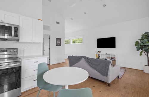 Northside Apartamento | Wonderful Getaway 1BR with Balcony Views