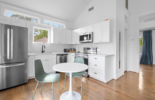 Northside Apartamento | Wonderful Getaway 1BR with Balcony Views