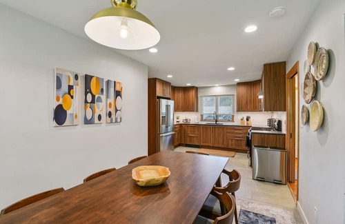 University Heights Casa | Iowa City 4br Backyard Walk To Stadium 4 Bedroom Home