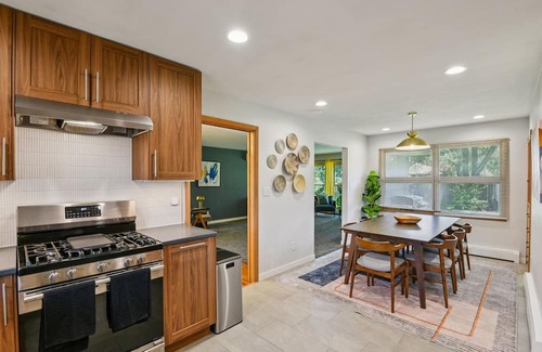 University Heights Casa | Iowa City 4br Backyard Walk To Stadium 4 Bedroom Home