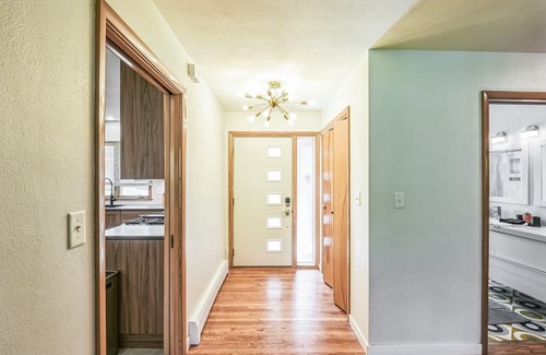 University Heights Casa | Iowa City 4br Backyard Walk To Stadium 4 Bedroom Home