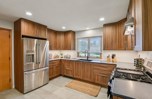 University Heights Casa | Iowa City 4br Backyard Walk To Stadium 4 Bedroom Home
