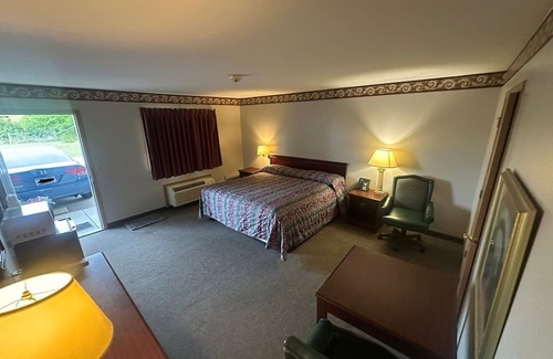 Paris Hotel | Oasis Inn Kenosha