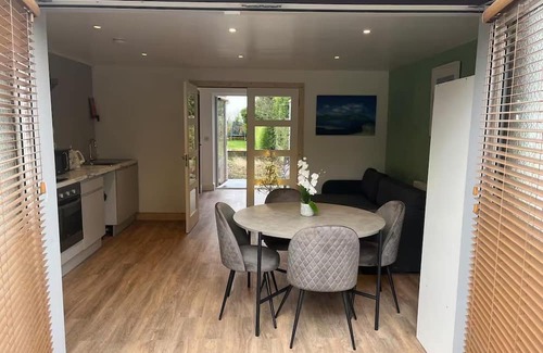 County Meath Apartamento | 1-bed Cosy Country Retreat- Sleeps 5, Emerald Park