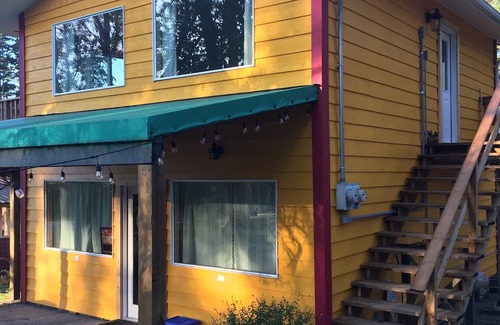 Mayne Island Apartamento | Ocean view one bedroom apartment located in the heart of Mayne Island's downtown