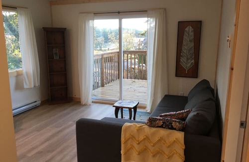 Mayne Island Apartamento | Ocean view one bedroom apartment located in the heart of Mayne Island's downtown