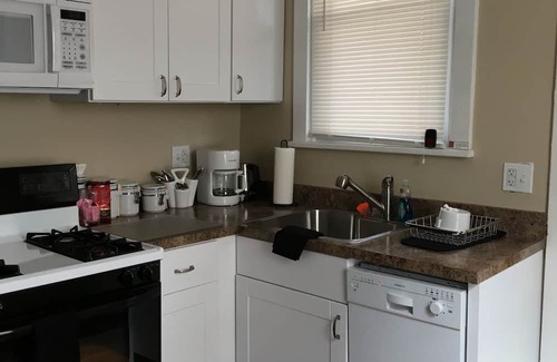 Forest Hills Apartamento | Charming 2-bedrm apt convenient to DT Pgh, Universities, Monroeville,O-S Parking