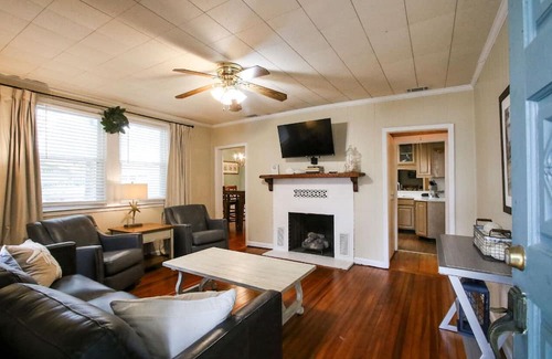 Richmond Hill Casa | Charming cottage with room for 6. Fenced backyard and covered parking.