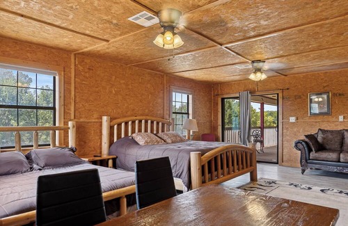 Mead Cabina | Lakeridge Lodge: Spacious Retreat for Celebrations, Groups & Gatherings