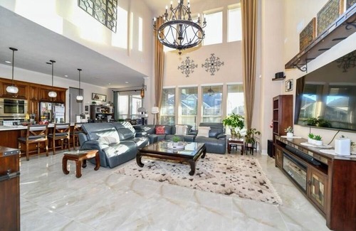 Katy Casa | Spacious 5-bedroom house in Katy with WiFi, AC, fitness room