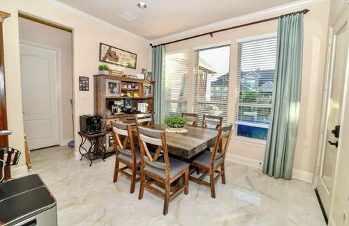 Katy Casa | Spacious 5-bedroom house in Katy with WiFi, AC, fitness room