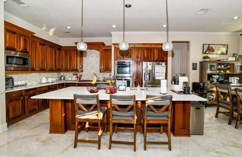 Katy Casa | Spacious 5-bedroom house in Katy with WiFi, AC, fitness room