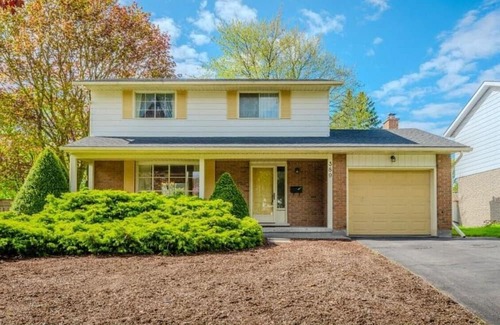 Waterloo Casa | Dunvegan Place, Newly Renovated House Close to Schools and parks