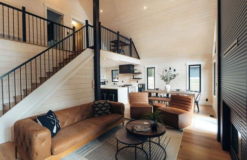 Dysart et al Cabaña | Spacious 5-bedrm luxury lake house in Haliburton with sauna, wifi, 2nd cottage +