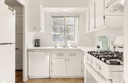La Brea Casa | Cozy 2BR Private Condo in West LA