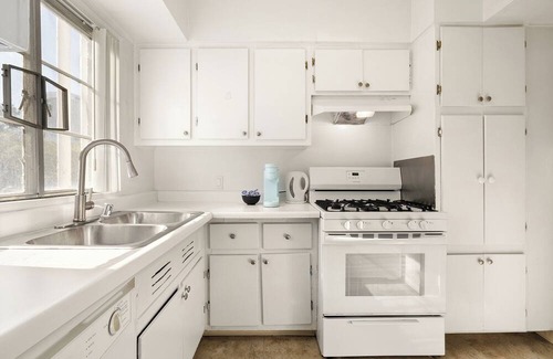La Brea Casa | Cozy 2BR Private Condo in West LA