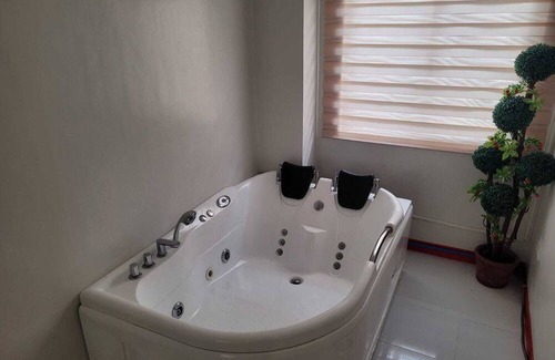 Lipa Casa | Serenity Home with Indoor Jacuzzi
