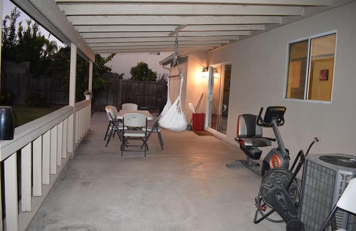 Peters Casa | Charming 3-bedroom 2.5bath house in Manteca with AC and WIFI with fiber optic .