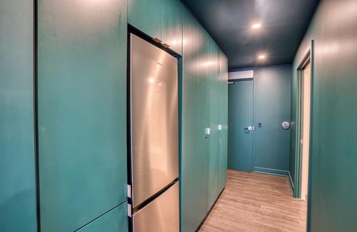 Industrial Park Apartamento | Fully-furnished Bachelor/Studio near Cyrville LRT Train Station in Ottawa