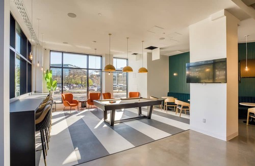 Industrial Park Apartamento | Fully-furnished Bachelor/Studio near Cyrville LRT Train Station in Ottawa