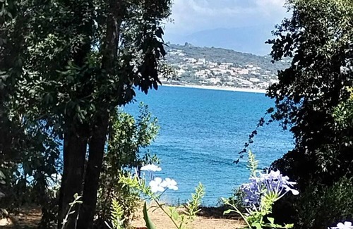 Isolella Casa | Feet in the water, head in the shade