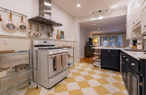 The Beaches Casa | Charming Detached 3-bedroom house with Private Backyard minutes from the beach
