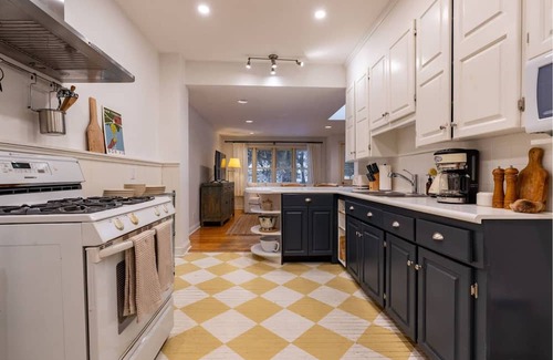 The Beaches Casa | Charming Detached 3-bedroom house with Private Backyard minutes from the beach