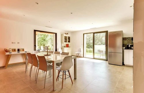 Lourmarin Casa | “Villa Tranquilla: Charming Retreat with Swimming Pool in Lourmarin”