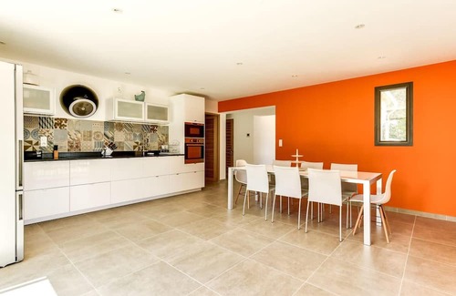 Lourmarin Casa | “Villa Tranquilla: Charming Retreat with Swimming Pool in Lourmarin”