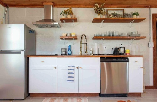 Buckner Casa | Quaint Cottage Downtown Buckner
