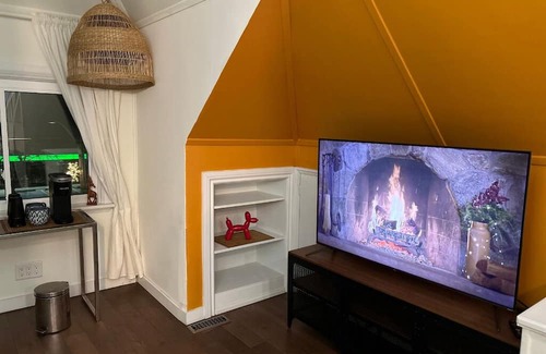 Hamilton Casa | Charming 1-bedroom house in Hamilton with WiFi and AC