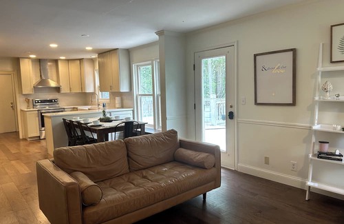 Overland Park Casa | KC Spacious Relaxation: 6bdrm 3.5bath 2800 sqft