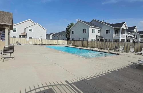 Spanish Fork Condominio | Modern 3-Bedroom Condo with Garage, Pool Access, Wifi, and Prime Location!