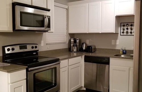 Spanish Fork Condominio | Modern 3-Bedroom Condo with Garage, Pool Access, Wifi, and Prime Location!