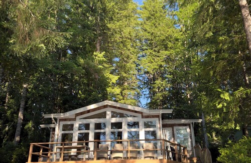 Shelton Cabina | Cozy 2-bedroom lakefront cabin with tranquil views