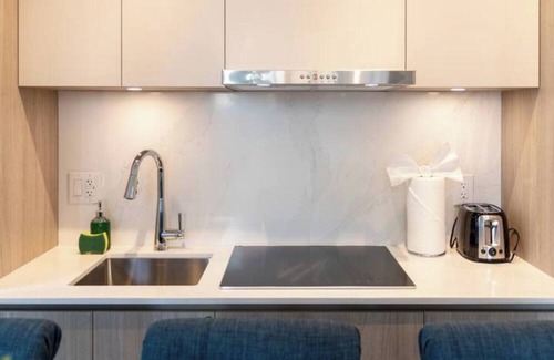 Garden District Condominio | Modern Condo by Dundas Sq, 3BDR/2BTH + City Views