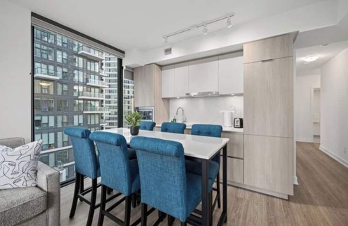 Garden District Condominio | Modern Condo by Dundas Sq, 3BDR/2BTH + City Views