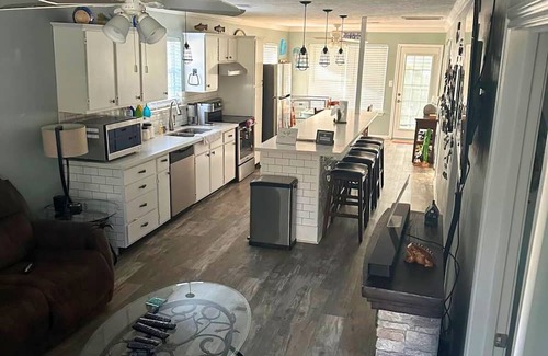 West Livingston Cabaña | Serene Lakefront Getaway | Boathouse | Kayaks | Gazebo with Swings