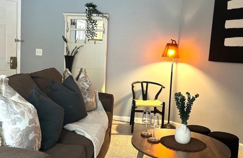Englewood Apartamento | French Inspired Stay Fireplace Coffee bar Cozy