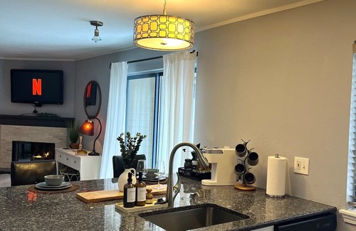 Englewood Apartamento | French Inspired Stay Fireplace Coffee bar Cozy