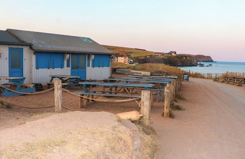 Thurlestone Cabaña | 3A LANDPATH, pet friendly, character holiday cottage in Thurlestone
