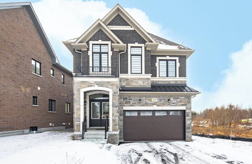Vaughan Casa | Charming 5BR Escape: Unwind in Cozy Vaughan House
