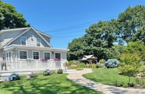 North Kingstown Cabaña | 2 bedroom Water Front Cottage.