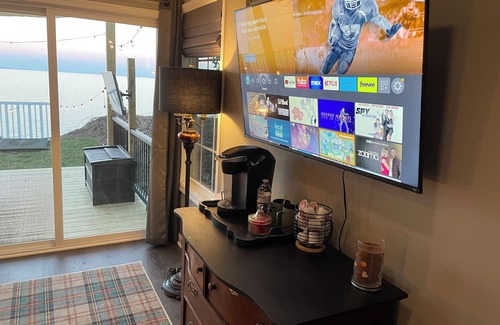 Chesapeake Beach Cabaña | Cliffside Chesapeake Bay Cottage: Pet-friendly, Easy DC Drive
