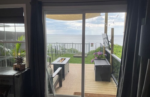 Chesapeake Beach Cabaña | Cliffside Chesapeake Bay Cottage: Pet-friendly, Easy DC Drive