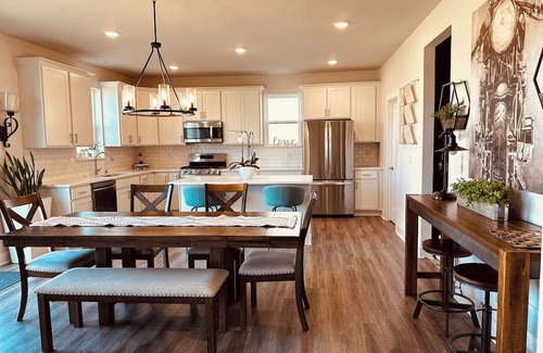 Jackson Casa | Cozy 3Bed 2Full Home with Attached 2.5 Garage plus extra parking. SUPER CHIC!