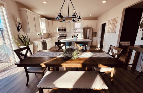 Jackson Casa | Cozy 3Bed 2Full Home with Attached 2.5 Garage plus extra parking. SUPER CHIC!