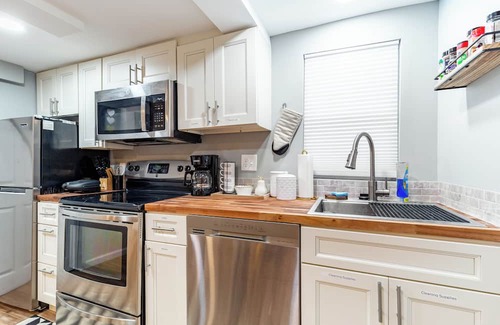 Bluemont Casa | Chic Stay With Jacuzzi, Firepit, Board Games in Central Ballston/DC area